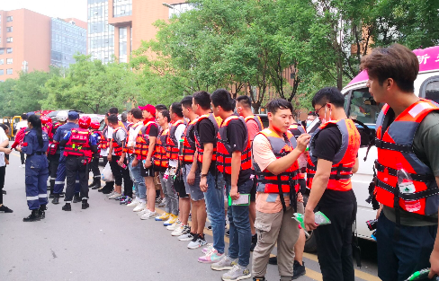 抗洪救災(zāi)，義賣三天，所得全部捐獻(xiàn)受災(zāi)區(qū)域